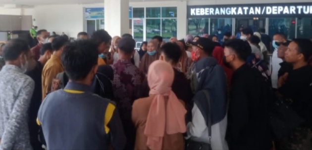 Rombongan mahasiswa dicekal berangkat lewat Bandara Halu Oleo karena kedapatan menggunakan PCR palsu, (Foto: Ist)