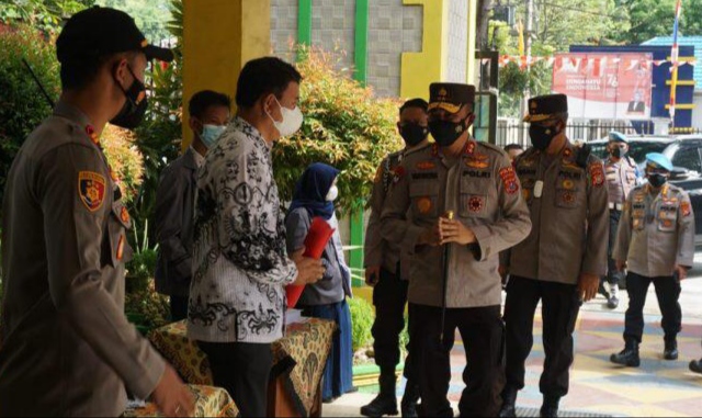 Kapolda Sultra Irjen Pol Yan Sultra mengunjungi dan memantau proses vaksinasi di SMPN 1 Kendari. (Foto: Riswan/SULTRAKINI.COM)
