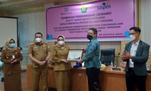 Penyerahan penghargaan kepada Sekertaris Daerah Sultra Nur Endang Abbas (Foto: Ist)