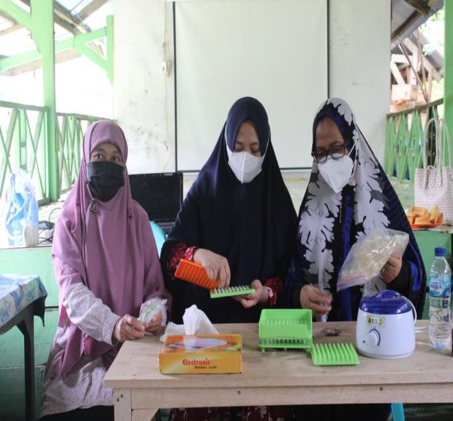Pelatihan pengelolaan bee bread menjadi suplemen kesehatan yang diajarkan oleh tim PKM UHO. Foto: IST.