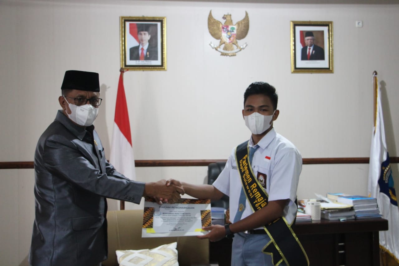 Muhammad Rizki Tomi Inata menerima piagam penghargaan dari Ketua DPRD Wakatobi, (Foto: Ist)