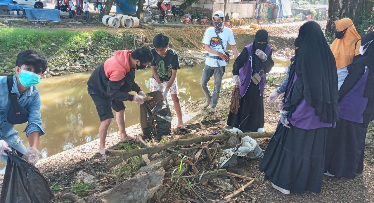 Relawan melakukan aksi bersih-bersih di sepanjang bantaran Kali Kadia, Kota Kendari (Foto: Al Iksan/SULTRAKINI.COM)