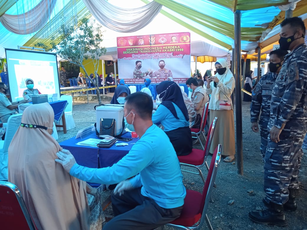 Masyarakat Kecamatan Moramo, Kabupaten Konsel antusias mengikuti program vaksinasi AKABRI 1998. (Foto: Hasrul Tamrin/SULTRAKINI.COM) ﻿