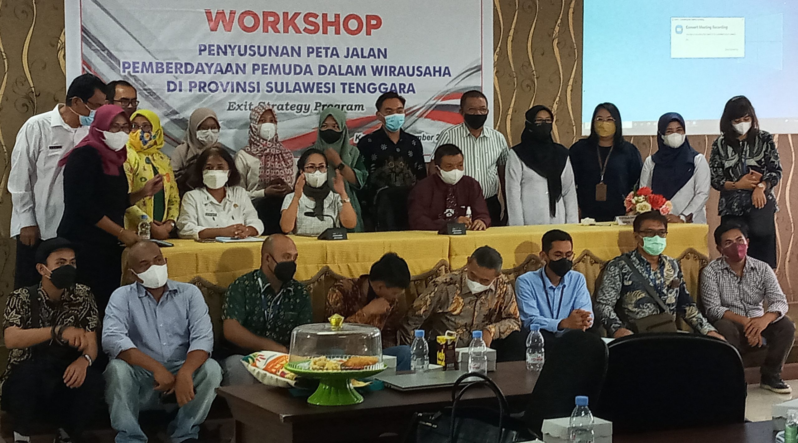Pose bersama peserta Workshop Penyusunan Peta Jalan Pemberdayaan Pemuda Dalam Wirausaha di Provinsi Sulawesi Tenggara, di Kantor Bapedda Sultra, Rabu (1/9/2021) (Foto: Al Iksan/SULTRAKINI.COM)