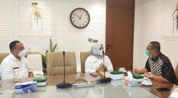 Anggota DPR RI HM Husni saat menerima kedatangan Bupati Koltim Andi Merya Nur bersama Kepala BPBD, (Foto: Ist)