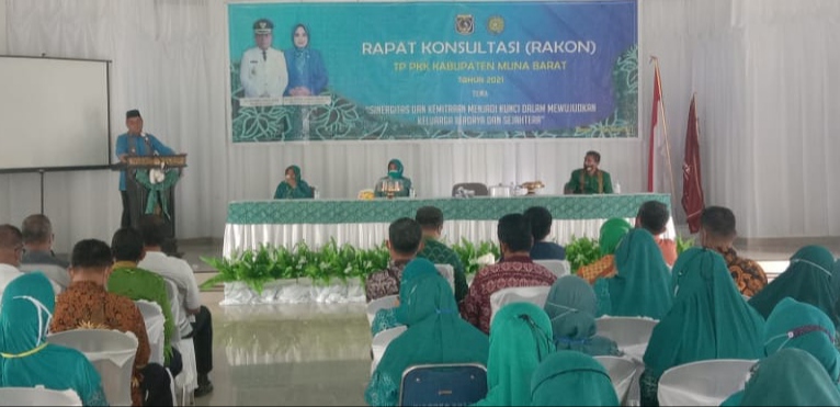 Bupati Muna Barat, Achmad Lamani saat membuka kegiatan Rapat Kosultasi di Aula Kantor Bupati Mubar. (Foto: Hasan Jufri/SULTRAKINI.COM)
