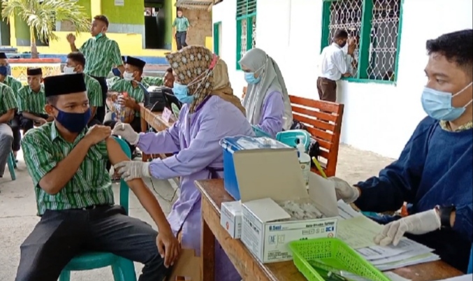 Vaksinasi santri di pondok pesantren SAW (Foto: Aisyah Welina/SULTRAKINI.COM) ﻿