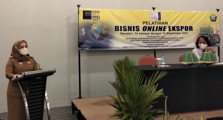 Kepala Disperindag Sultra, Sitti Saleha, membuka pelatihan bisnis online ekspor. (Foto: Ist)
