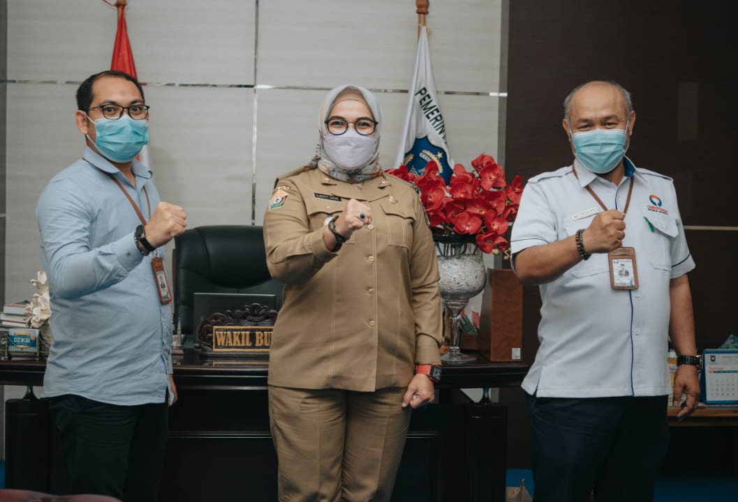 Dari kanan: Kepala Perwakilan Ombudsman RI Sultra Mastri Susilo, Wakil Bupati Wakatobi Ilmiati Daud, dan Asisten Ombudsman di Kabupaten Wakatobi, (Foto: Ist)