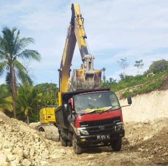 Aktifitas kendaraan mobil pengakuan material tambang galian C diduga ilegal di Kaledupa, (Foto: Facebook Wakatobi Online) ﻿