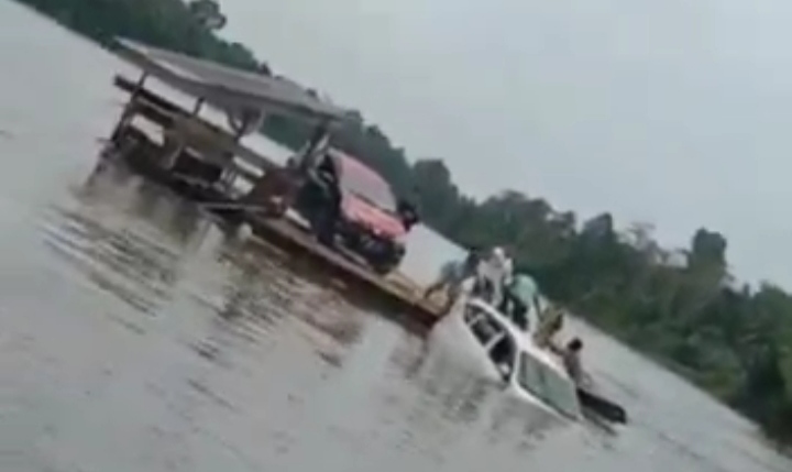 Insiden satu unit mobil turun dari pincara dan tenggelam di penyebrangan Desa Lalonggaluku, Kecamatan Bondoala Kabupaten Konawe, Minggu (19/9/2021) (Foto: Screenshot video)