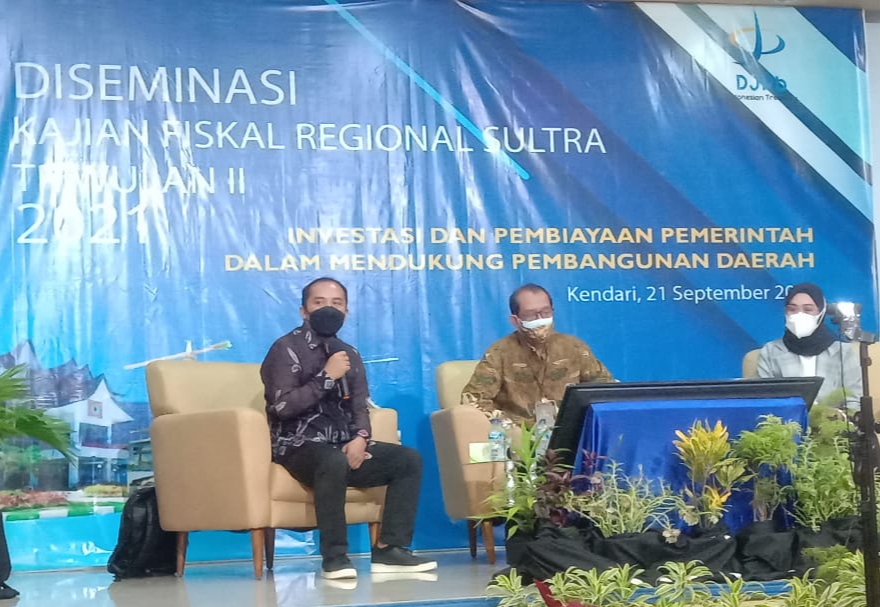 Pengamat Ekonomi Sultra, Dr. Syamsir Nur (kiri) saat menghadiri acara Diseminasi Kajian Fiskal (Foto: Wa Rifin/SULTRAKINI.COM) ﻿