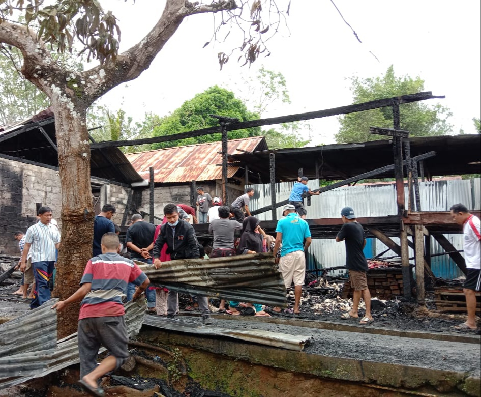 Lurah Kadolokatapi bersama masyarakat membersihkan bekas-bekas bahan bangunan sisa kebakaran. (Foto: Aisyah Welina/SULTRAKINI.COM)