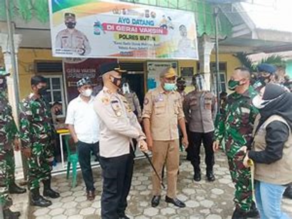 Kapolres Buton, AKBP Gunarko saat menerima kunjungan Tim Gugus Tugas Provinsi Sulawesi Tenggara. Foto: DOK Polres Buton.