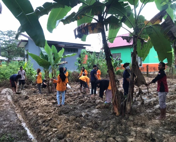 Aktivitas mahasiswa dan masyarakat Desa Sindangkasing dalam pembuatan demplot tanaman hijau. Foto: IST