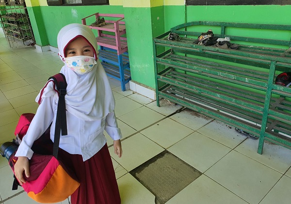 Salah satu sekolah di Kendari yang melakukan tatap muka secara terbatas dengan protokol kesehatan yang ketat. Model Meyshiu, salah satu siswa SD di Kota Kendari. Foto: Djufri/SultraKini.com.