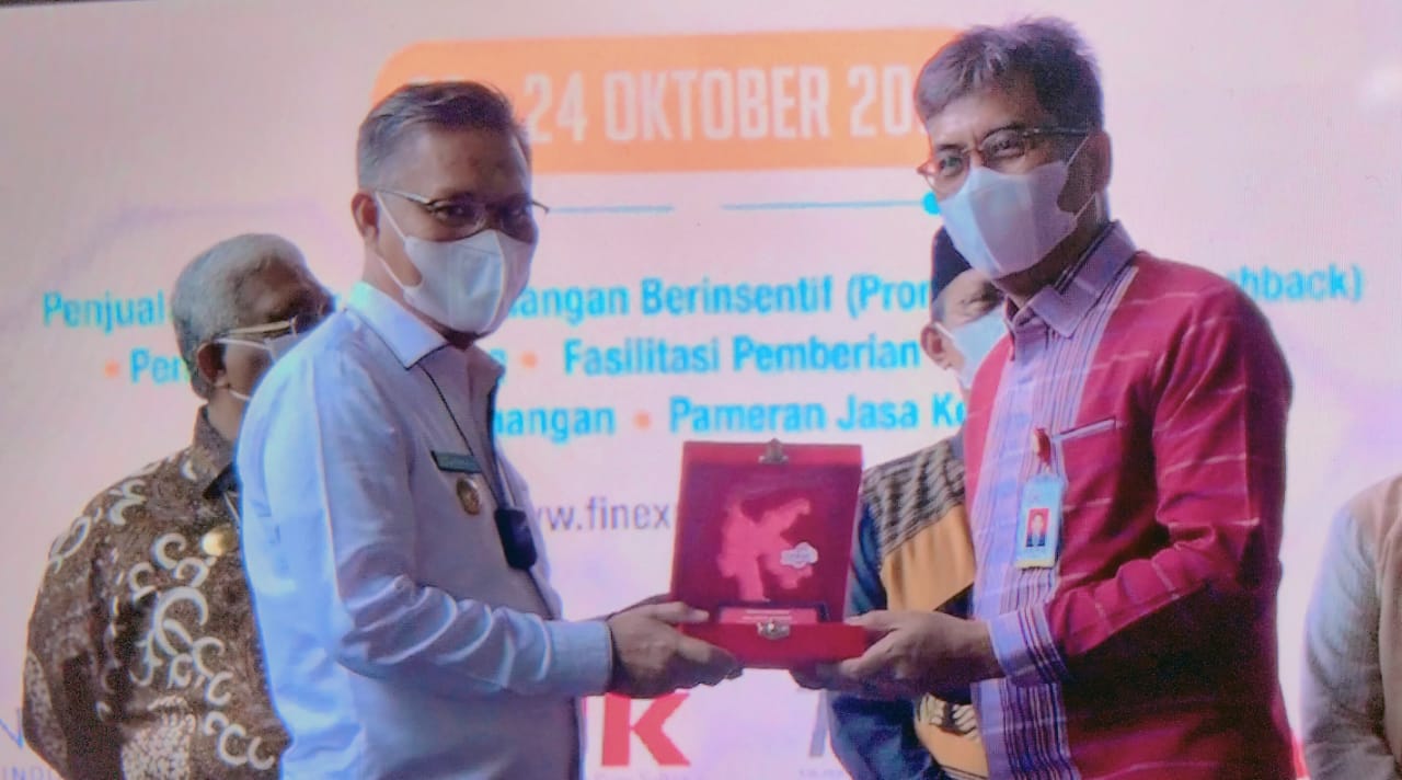 Wali Kota Kendari, Sulkarnain Kadir saat menerima penghargaan. (Foto: Al Iksan/SULTRAKINI.COM)
