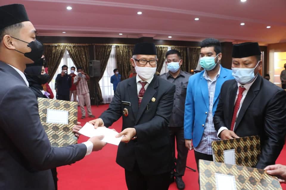 Wakil Gubernur Sultra, Lukman Abunawas (tengah) melepas keberangkatan 4 delegasi pertukaran pemuda antarnegara. (Foto: Dok.Sultraprov.go.id)