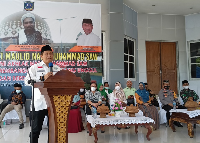 Bupati Muna LM Rusman saat memberikan sambutan diacara perayaan Maulid Nabi Muhammad S.A.W, (Foto: LM Nur Alim/SULTRAKINI.COM)