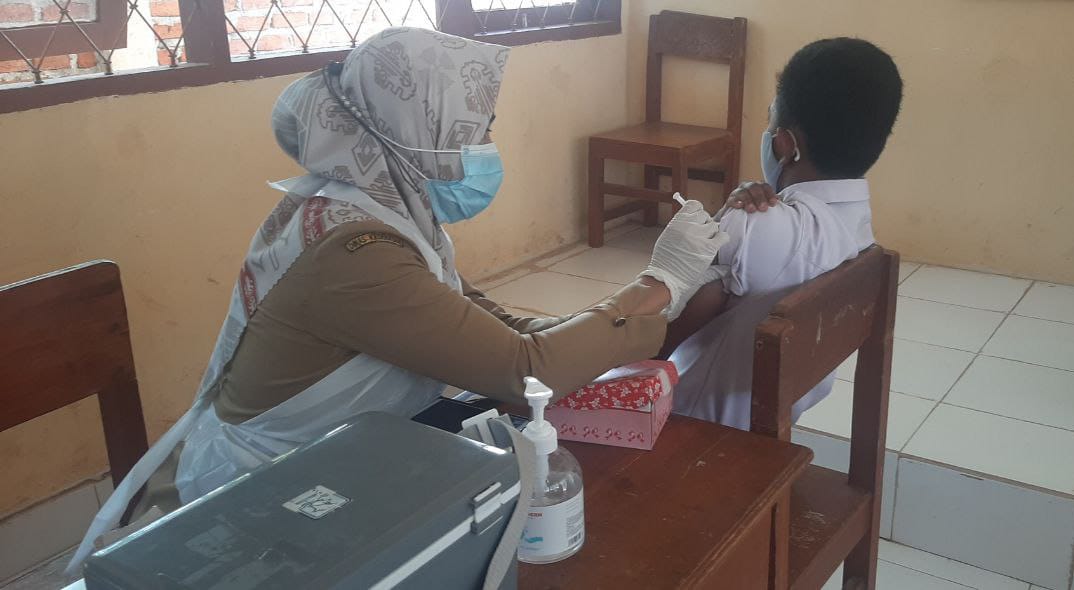 Vaksinasi pelajar di SMP Negeri 11 Sorawolio (Foto: Tim Penerang Kodim 1413/Buton)