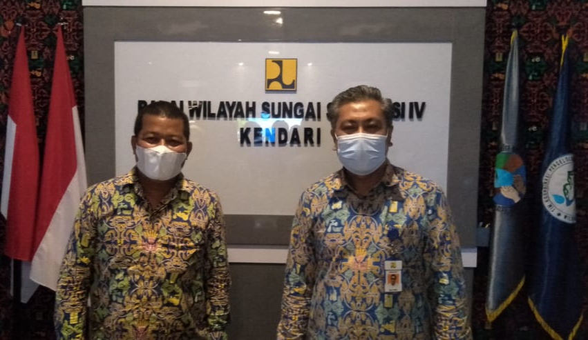 Kepala BWS IV Sulawesi Direktorat Jenderal Sumber Daya Air Kementerian PUPR, Agus Safari (kanan), Humas BWS, Rahmat Sanusi (kiri). (Foto: Al Iksan/SULTRAKINI.COM)