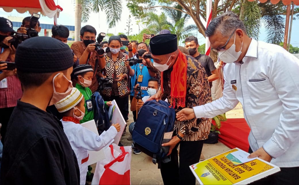 Menko PMK dan Wali Kota Kendari Sulkarnain Kadir menyerahkan bantuan ke yatim piatu, (Foto: Wa Ode Ria Ika Hasana/SULTRAKINI.COM)