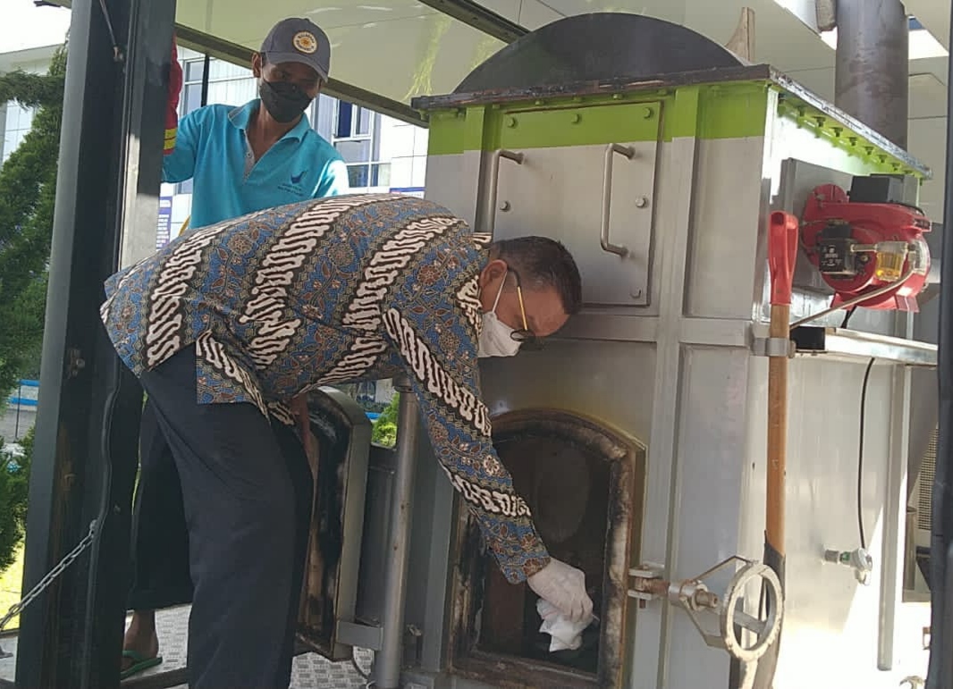Kepala BNNP Sultra Brigjen Pol Sabaruddin Ginting, Musnahkan sabu menggunakan insenerator.(Foto: Riswan/SULTRAKINI.COM)