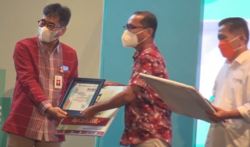 Pemimpin Redaksi SultraKini.com menerima penghargaan Dilan 2021 dari Kepala OJK Sultra Arjaya Dwi Raya . Foto: Dok SUltraKini
