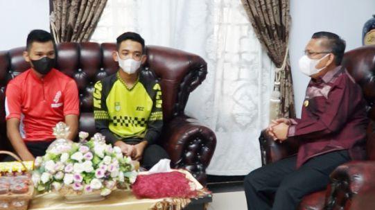 Sulkarnain Kadir berbincang dengan kedua atlet sepeda yang akan berlaga pada Kejurnas di Jawa Barat. (Foto: Ist)