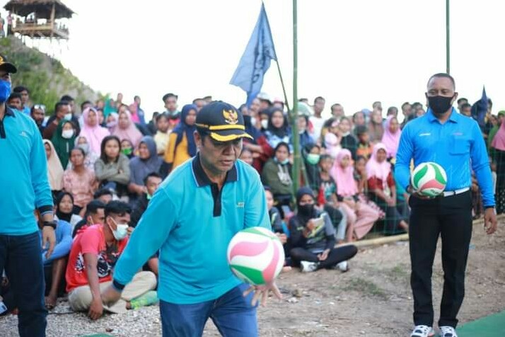 Bupati Buton La Bakry memukul bola voli pertanda dimulainya turnamen.(Dok: Diskominfo dan Persandiaan Kabupaten Buton)