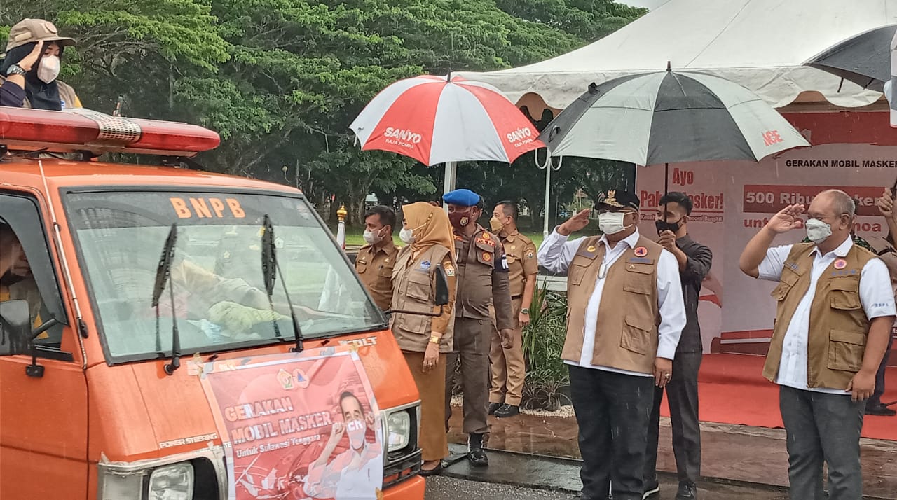 Gubernur Sultra Ali Mazi melepas 20 unit mobil masker di pelataran kantor Gubernur Sultra, Selasa (2/11/2021) (Foto: Al Iksan/SULTRAKINI.COM)