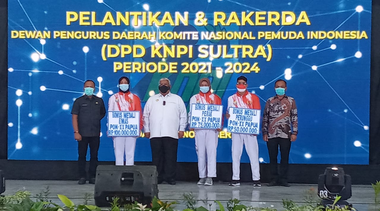 Gubernur Sultra, Ali Mazi (tengah) usai menyerahkan secara simbolis bonus kepada atlet yang berlaga di PON Papua, Minggu (21/11/2021) (Foto: Al Iksan/SULTRAKINI.COM)
