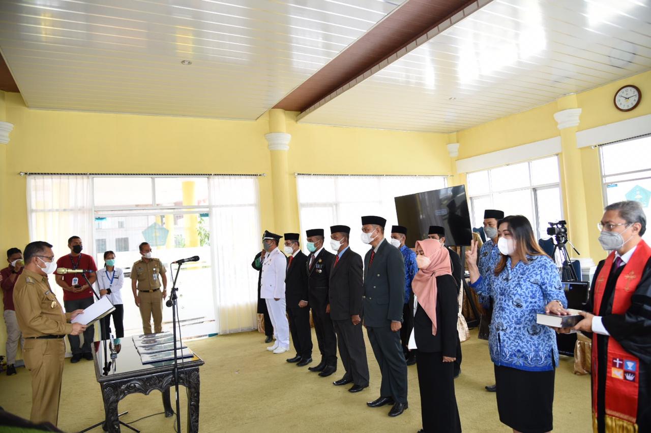 Wali Kota Kendari, Sulkarnain Kadir saat mengambil sumpah dan jabatan pejabat eselon II yang dilantik. (Foto: Ist)