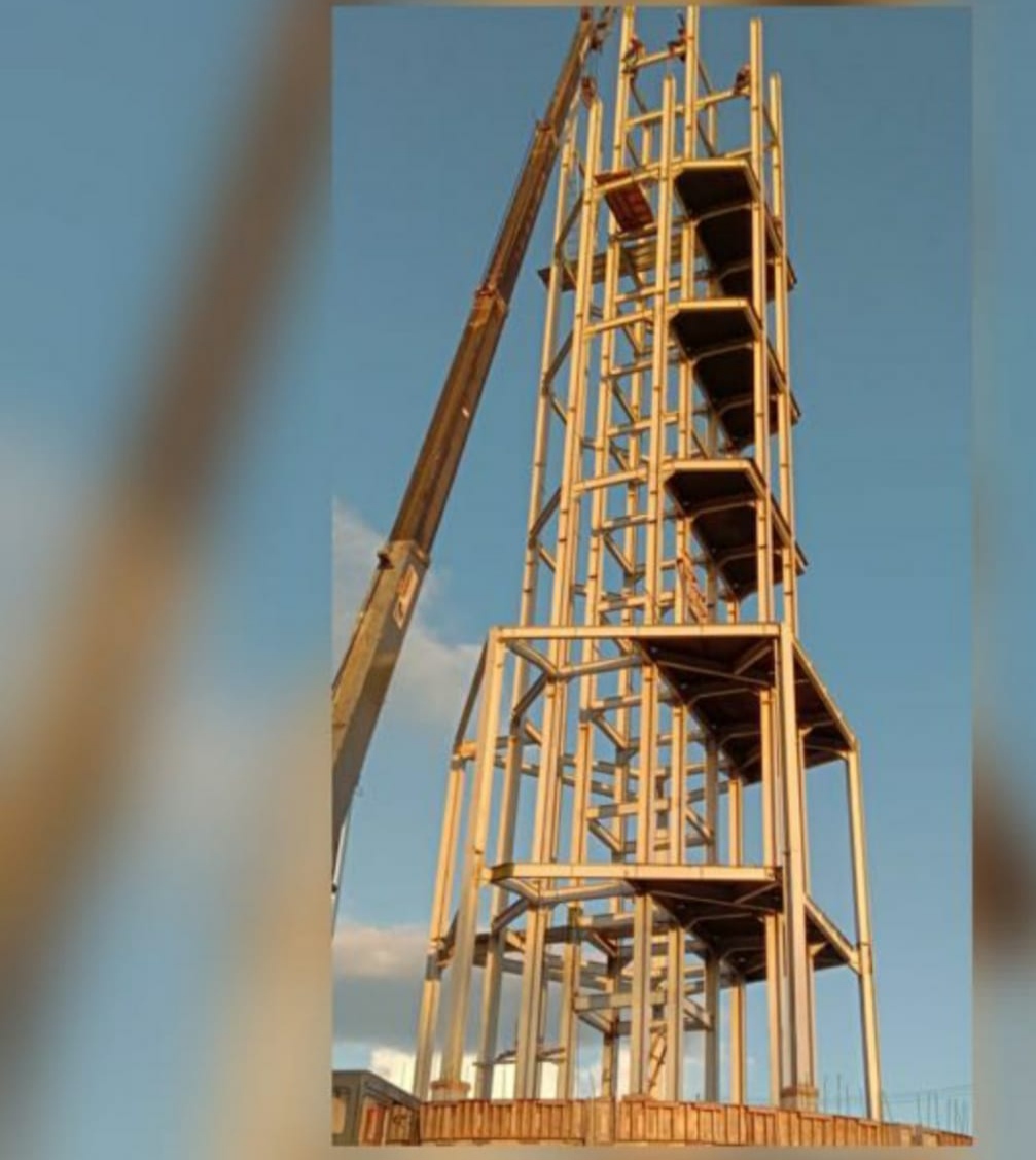 Menara Tugu Religi Simpang Lima Labungkari Mulai Berdiri Kokoh (Foto: Ist)