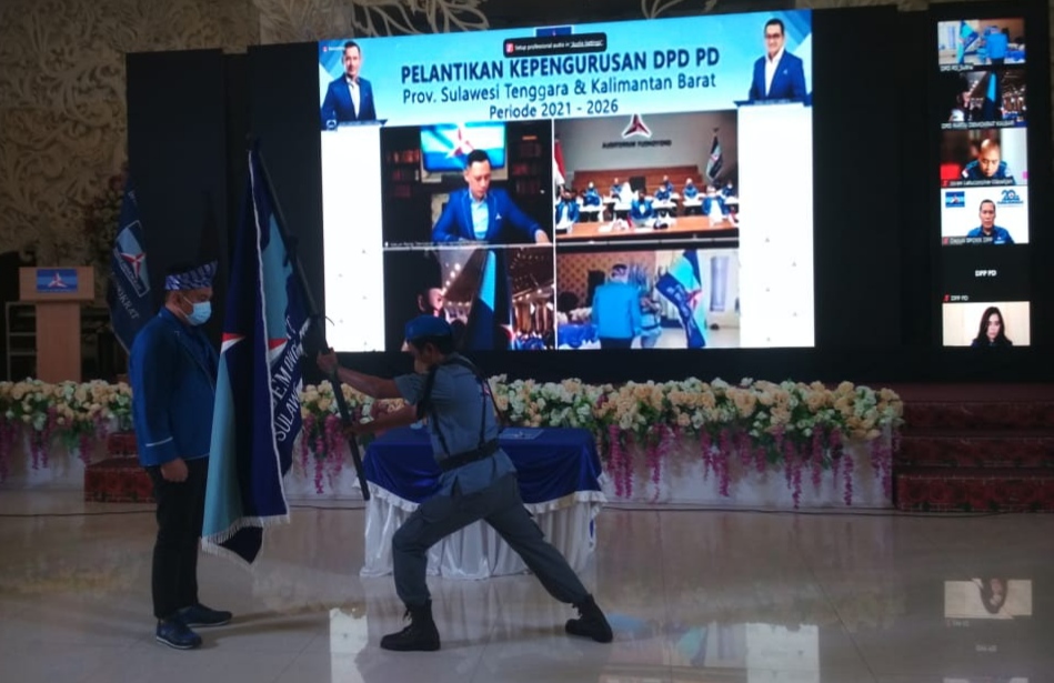 Ketua DPD Demokrat Sultra, Muh Endang saat menerima pataka Partai Demokrat (Foto: La Niati/SULTRAKINI.COM)