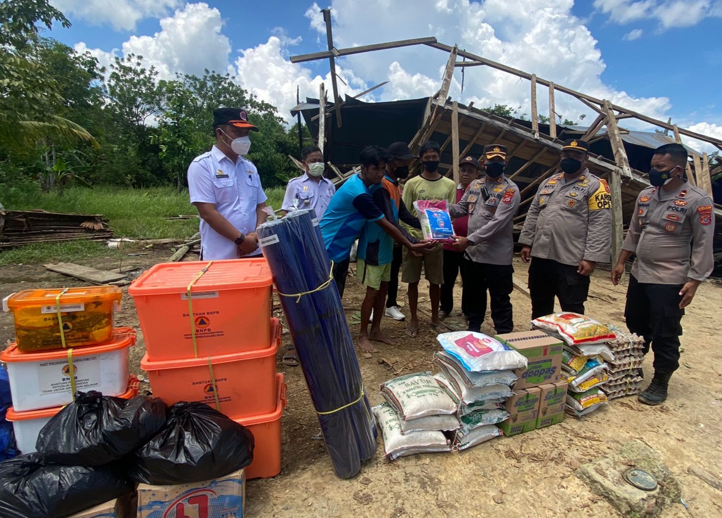 Kapolres Konawe AKPB Wasis Santoso SIK saat memberikan Bansos kepada korban angin puting beliung di desa Puusangi Kecamatan Puriala. (Foto: Ist)