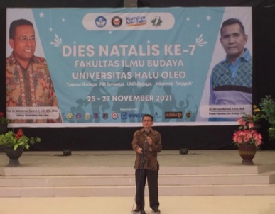 Wakil Rektor III UHO, Nur Arafah saat membuka Dies Natalis FIB ke-7 tahun. (Foto: Alrida Saputra/SULTRAKINI.COM)