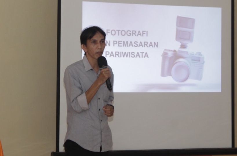 Fotografer Senior, Mario Marcello Kojongian saat membawakan materi pada Pelatihan Penulisan Konten Pariwisata di Baubau. (Foto: Aisyah Welina/SULTRAKINI.COM)