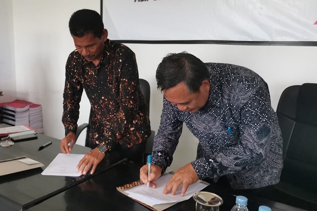 Dekan Fisip UHO Kendari, Dr. La Tarifu, S.Pd., M.Si (kiri) dan Dekan Fisip USN Kolaka, Nursamsir, SE.,M.Si menandatangani naskah kerjasama, Kamis (4 November 2021).