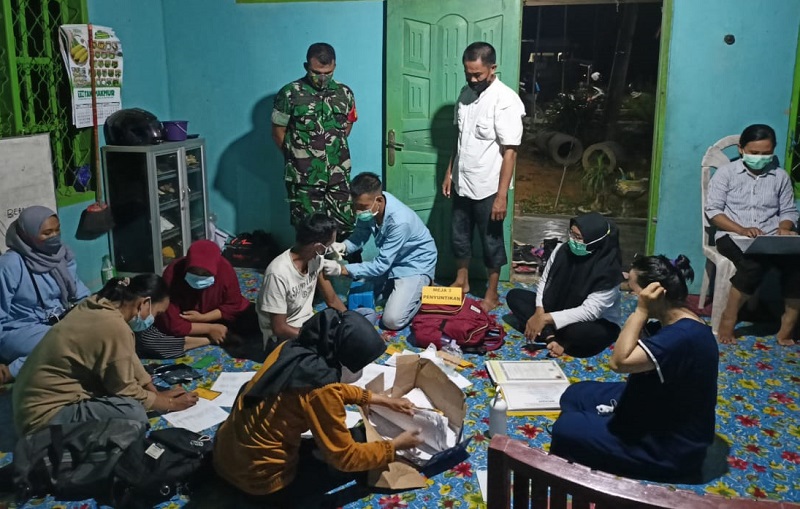 Pelaksanaan vaksinasi Covid-19 yang dilaksanakan malam hari di Kabupaten Kolaka Timur. Foto: Diskominfo Koltim.
