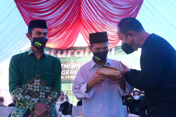 Bakal calon Gubernur Sultra, Mayor Jenderal TNI (Purn) Andi Sumangerukka saat menyerahkan bantuan (Foto: Ist)