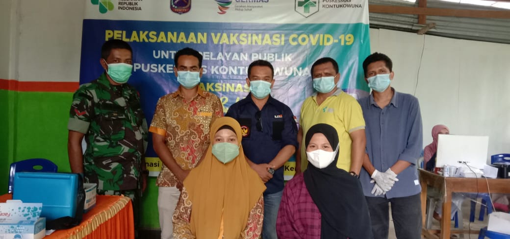 Kapus Kontukowuna Ramlan (tengah) saat berpose dengan tim vaksinator di Puskesmas Kontukowuna. (Foto: Hasan Jufri/SULTRAKINI.COM)