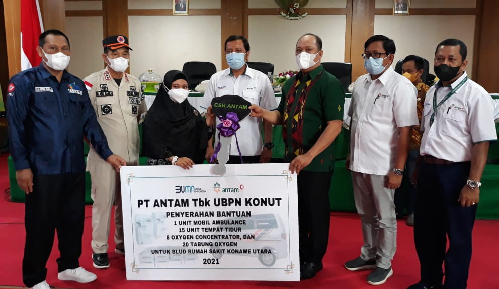 Penyerahan bantuan Ambulance dan Alkes secara simbolis kepada Bupati Konut Ruksamin (ketiga dari kanan). (Foto: Ist)