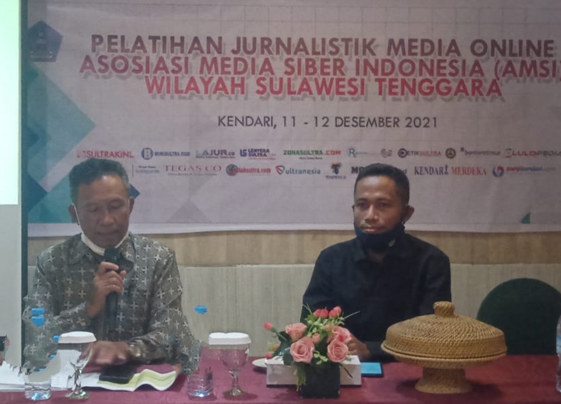 Kadis Kominfo Kota Kendari Fadlil Suparman (kiri) saat menyampaikan materi pada pelatihan jurnalistik yang diselenggarakan AMSI Sultra, (Foto: Hasrul Tamrin/SULTRAKINI.COM)