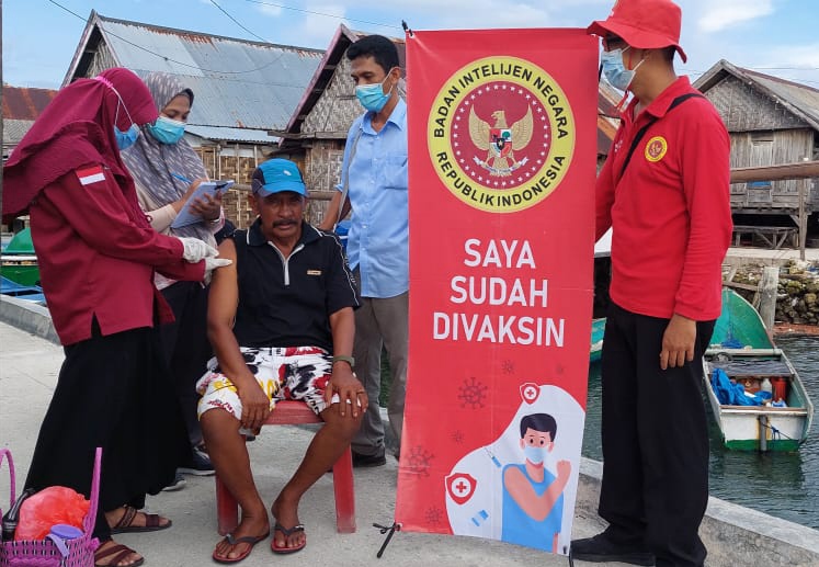 Vaksinasi yang dilakukan Binda Sultra di Desa Mola Bahari, Kabupaten Wakatobi (Foto: Ist)