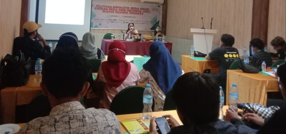 Pelatihan Jurnalistik Media Online oleh AMSI Sultu dan Marsia Sumule (paling depan kiri) saat menyampaikan materi. (Foto: WA Rifin/SULTRAKINI.COM) ﻿