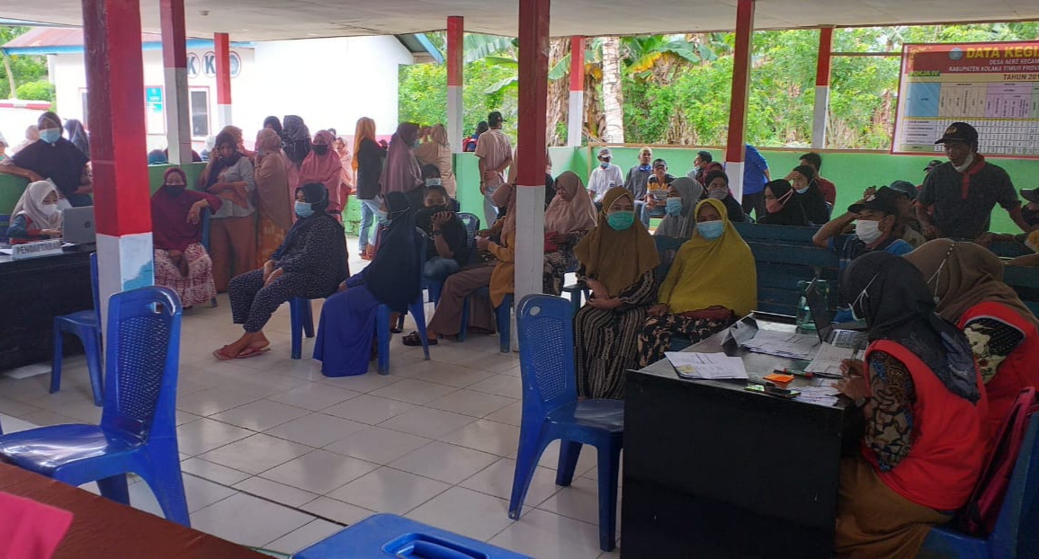 Proses vaksinasi di Desa Aere, Kecamatan Aere, Koltim. (Foto: Hasrianty/SULTRAKINI.COM)