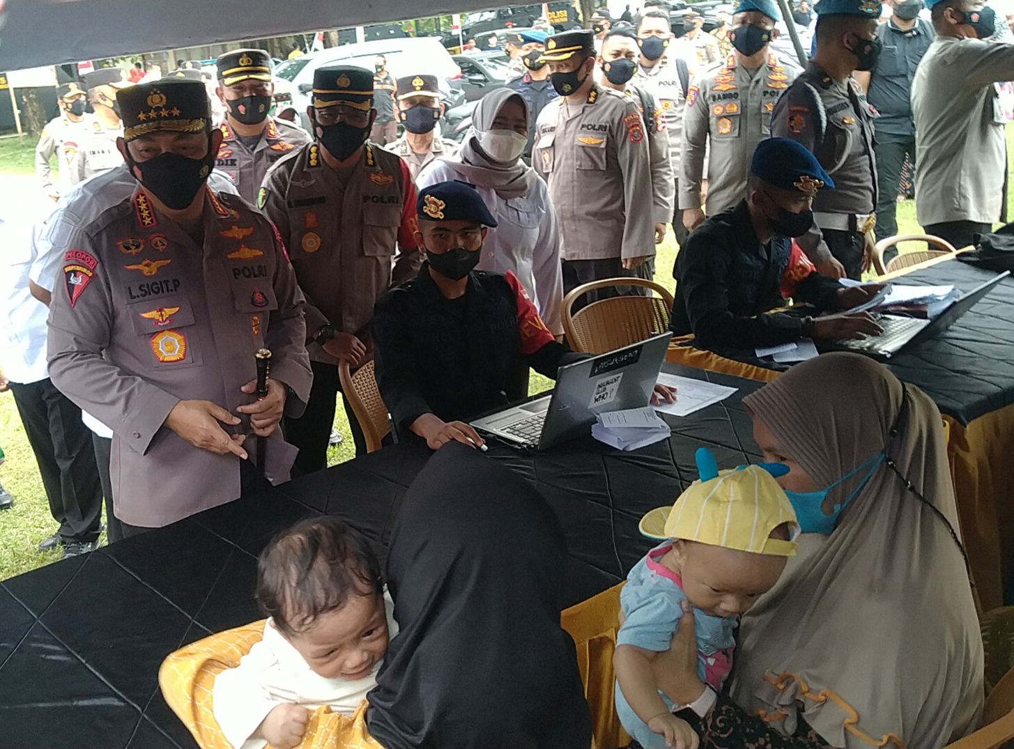 Kunjungan Kapolri di Sulawesi Tenggara Dalam Mengecek Vaksinasi Massal. (Foto: Riswan/SULTRAKINI.COM)