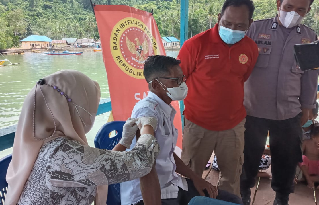 Masyarakat yang mengikuti vaksinasi di Desa Panambea Barata, Kecamatan Moramo, Kabupaten Konawe Selatan, Kamis (16/12/2021) (Foto: Al Iksan/SULTRAKINI.COM)