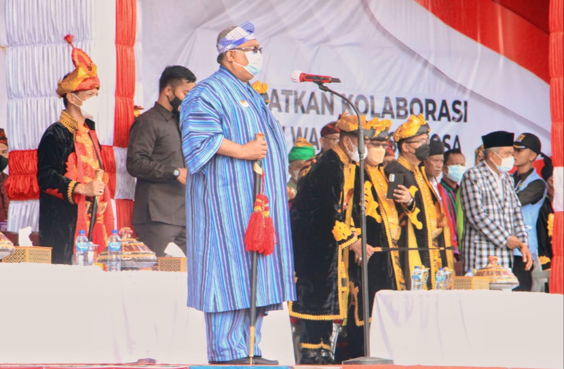Gubernur Sultra Ali Mazi saat memimpin upacara HUT Kabupaten Wakatobi ke-18 tahun (Foto: Amran Mustar Ode/SULTRAKINI.COM) ﻿